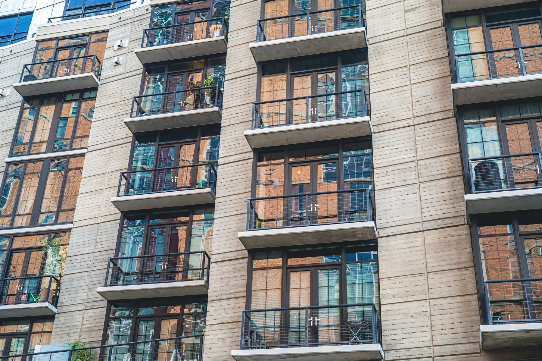 Contemporary Tampa Bay apartment community exterior